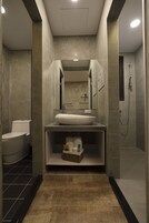 Habitación cuádruple Signature, vistas al mar | Baño | Ducha, artículos de higiene personal gratuitos y secador de pelo