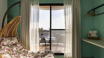 Cubrecamas, muebles diferentes, escritorio y cortinas blackout