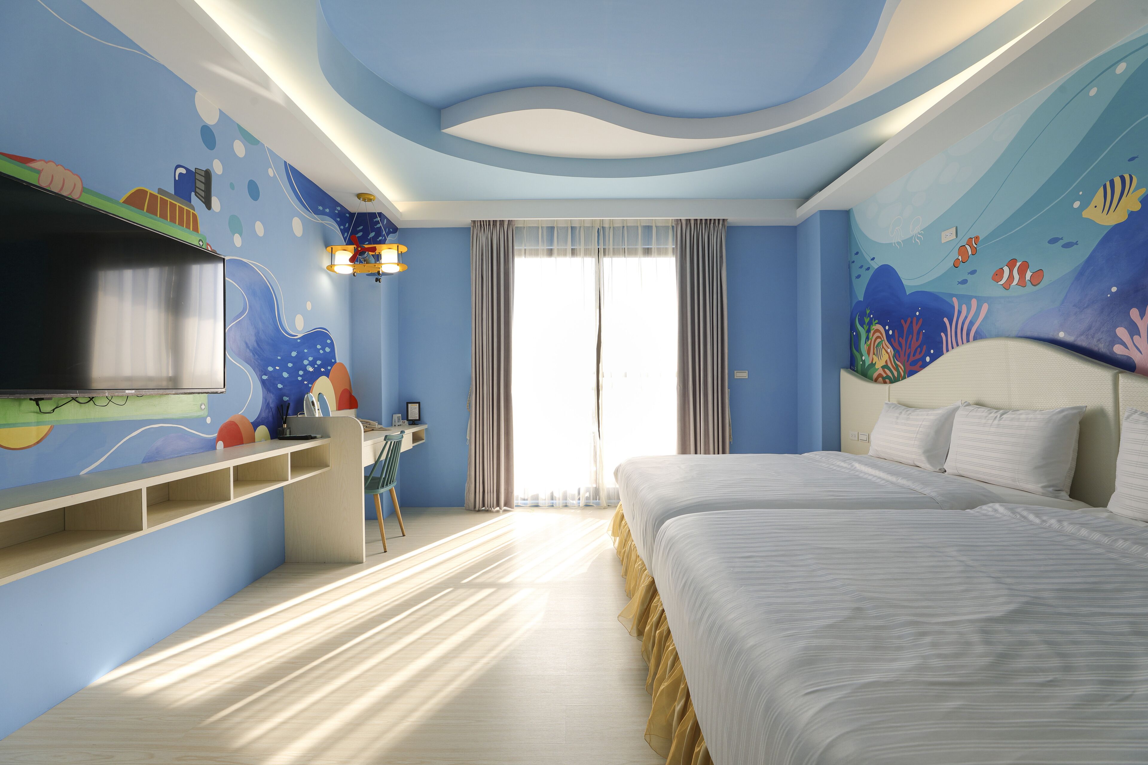 Une chambre d’hôtel avec un grand lit, un bureau et une télévision.