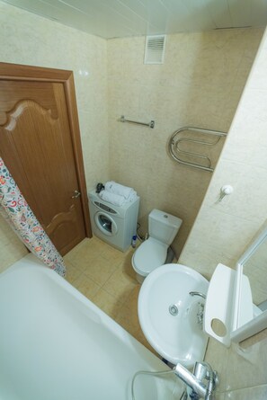 Apartment, 1 Bedroom | Bathroom | Combined shower/tub, free toiletries, hair dryer, towels