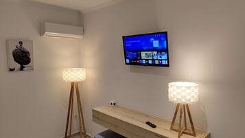 Zimmersafe, Schreibtisch, laptopgeeigneter Arbeitsplatz