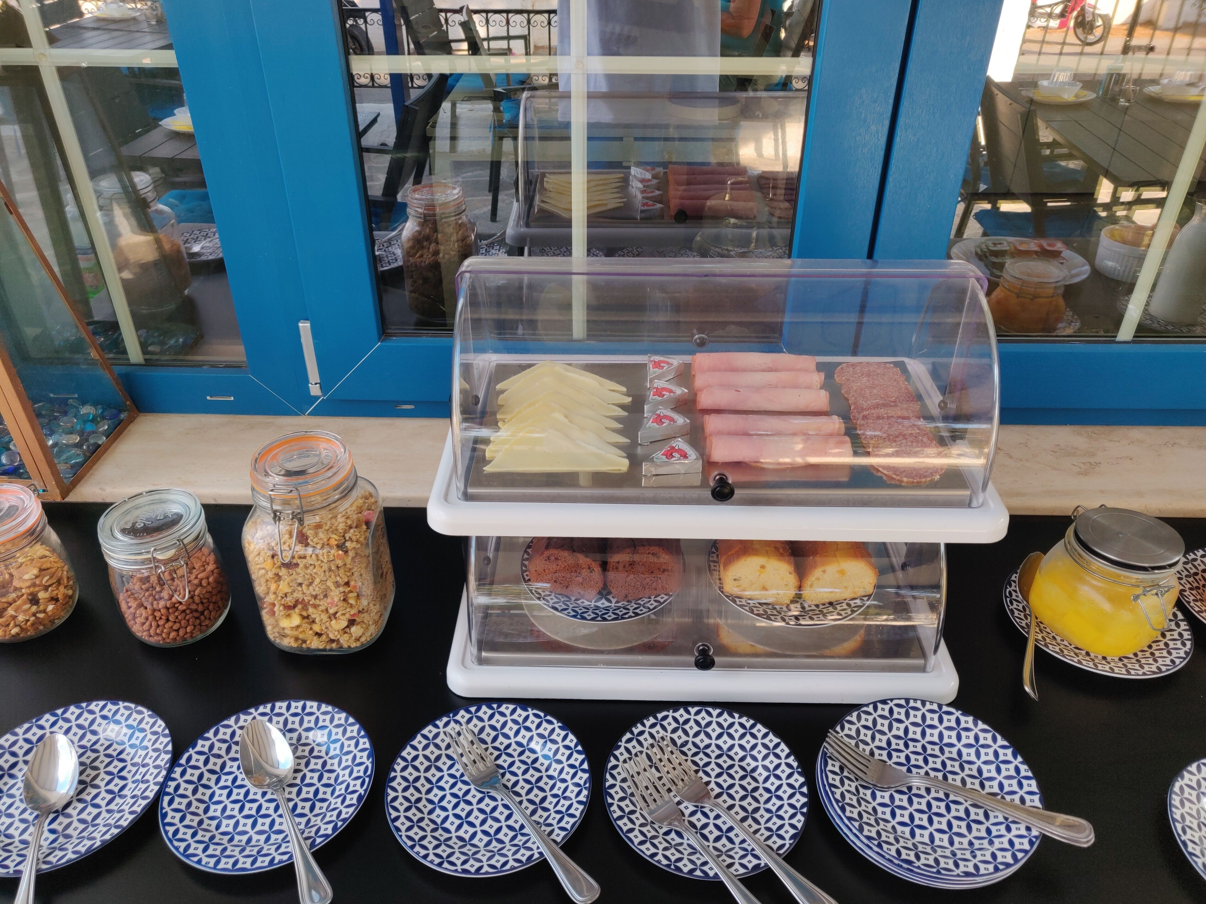 Un bufé de desayuno con diversas opciones de comida y utensilios.