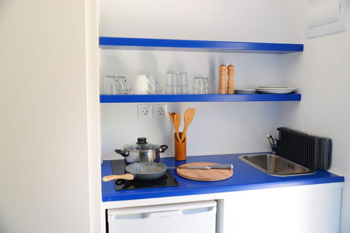 Een koelkast, een kookplaat, een koffiezetapparaat/waterkoker
