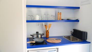 Frigorífico, placa de cocina, cafetera o tetera y hervidor eléctrico