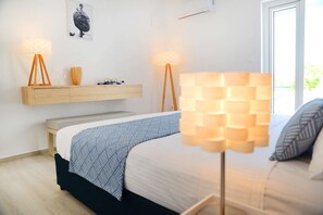 Una cassaforte in camera, una scrivania, postazione laptop