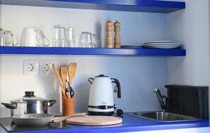 Kühlschrank, Herdplatte, Wasserkocher mit Kaffee-/Teezubehör