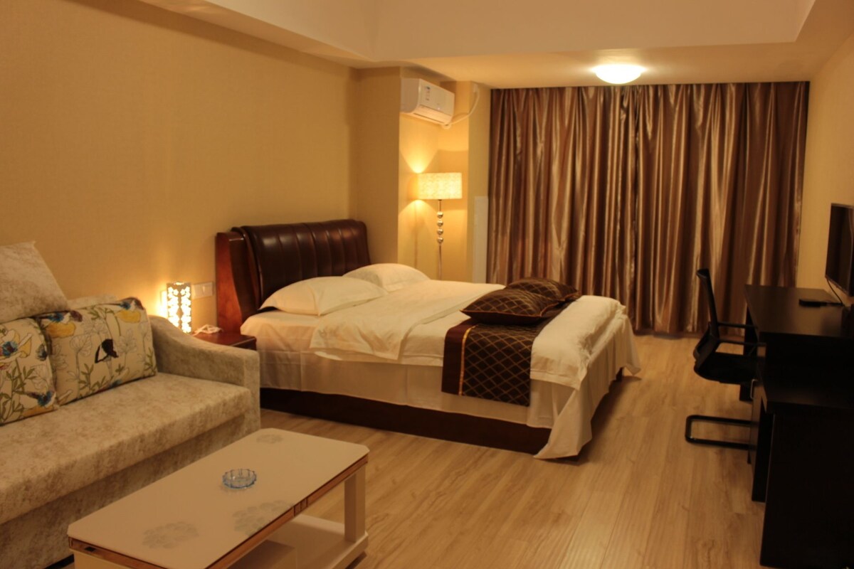 Business Suite | Desk, free WiFi