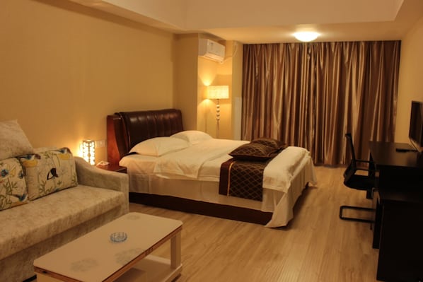 Business Suite | Desk, free WiFi