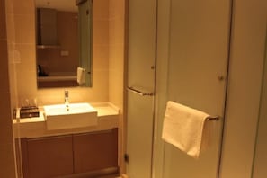 Superior-Doppelzimmer | Badezimmer | Dusche, kostenlose Toilettenartikel, Haartrockner, Hausschuhe