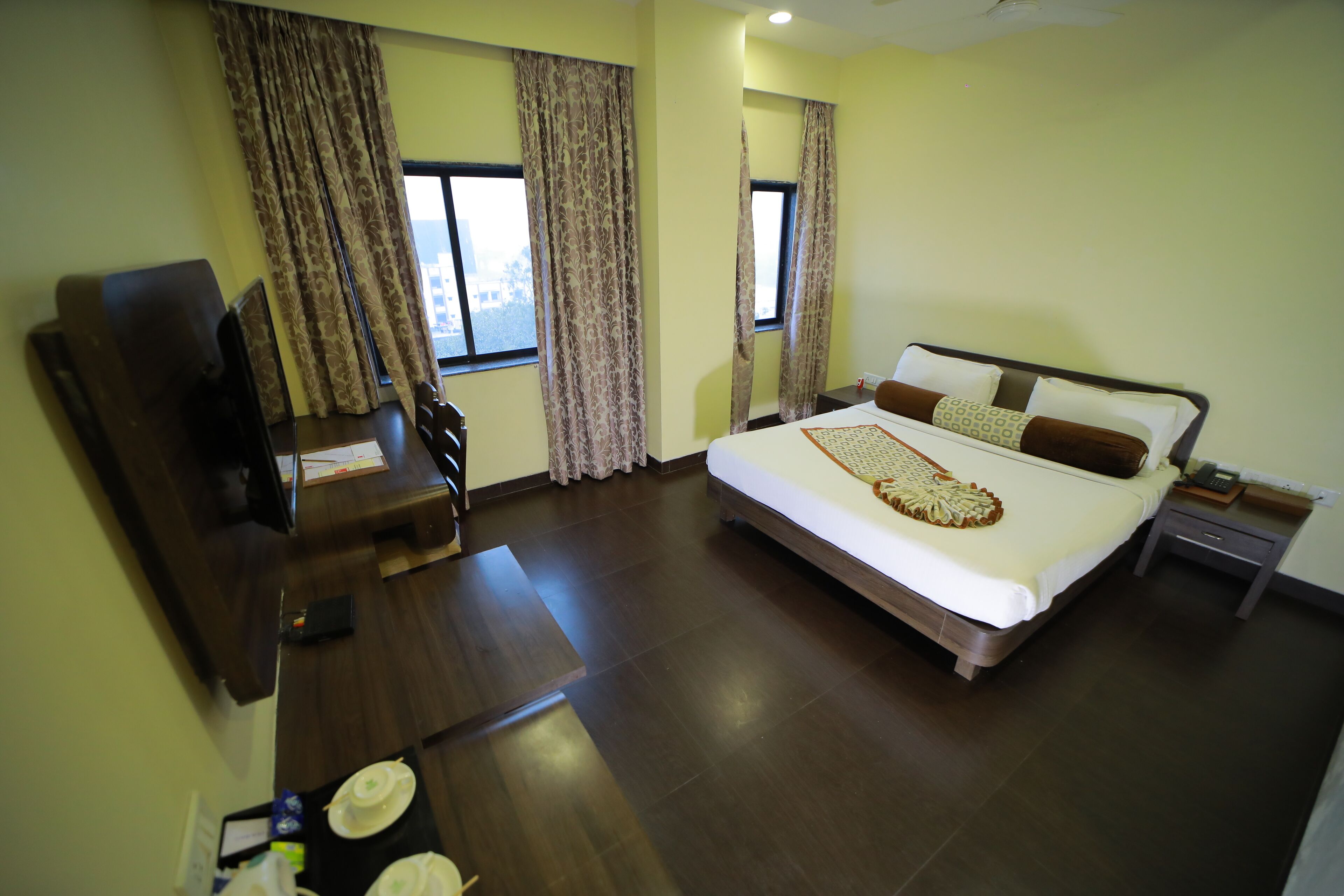 Club Double Room, 1 Double Bed | Minibar, in-room safe, soundproofing, iron/ironing board