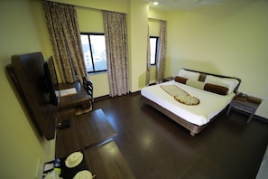 Club Double Room, 1 Double Bed | Minibar, in-room safe, soundproofing, iron/ironing board - Vijaya Tej Clarks Inn (Patna)