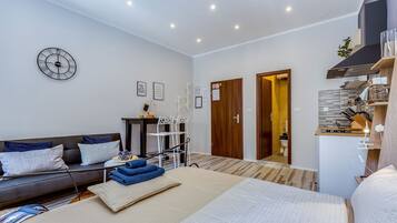 Estudio urbano, 1 cama Queen size (2) | Escritorio, insonorización, tabla de planchar con plancha y wifi gratis