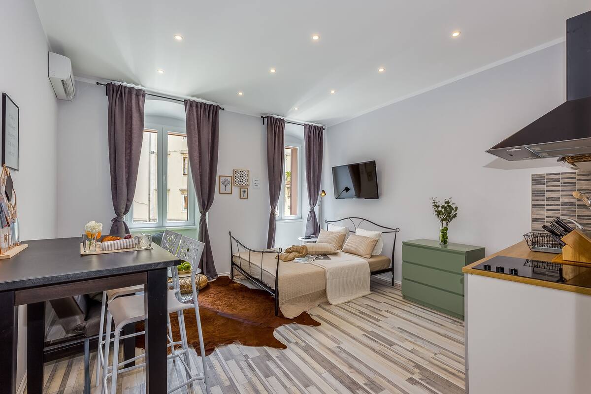 Estudio urbano, 1 cama Queen size (1) | Escritorio, insonorización, tabla de planchar con plancha y wifi gratis 