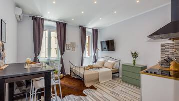 Estudio urbano, 1 cama Queen size (1) | Escritorio, insonorización, tabla de planchar con plancha y wifi gratis