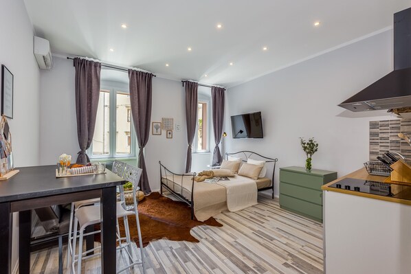 City Studio, 1 Queen Bed (1) - Main Square Studios (Rijeka)