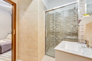 Shower, free toiletries, hair dryer, towels - Main Square Studios (Rijeka)