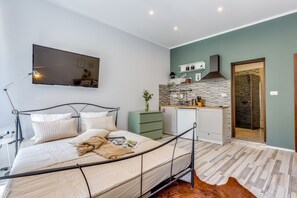 City Studio, 1 Queen Bed (1) | Desk, soundproofing, iron/ironing board, free WiFi - Main Square Studios (Rijeka)