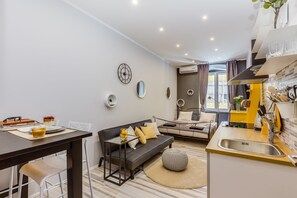 Estudio City, 1 cama de matrimonio (3) | Escritorio, sistema de insonorización, tabla de planchar con plancha