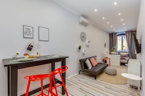 City Studio, 1 Queen Bed (4) | Desk, soundproofing, iron/ironing board, free WiFi