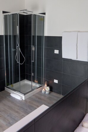 Room, 1 King Bed (King) | Bathroom | Deep-soaking bathtub, free toiletries, hair dryer, bidet