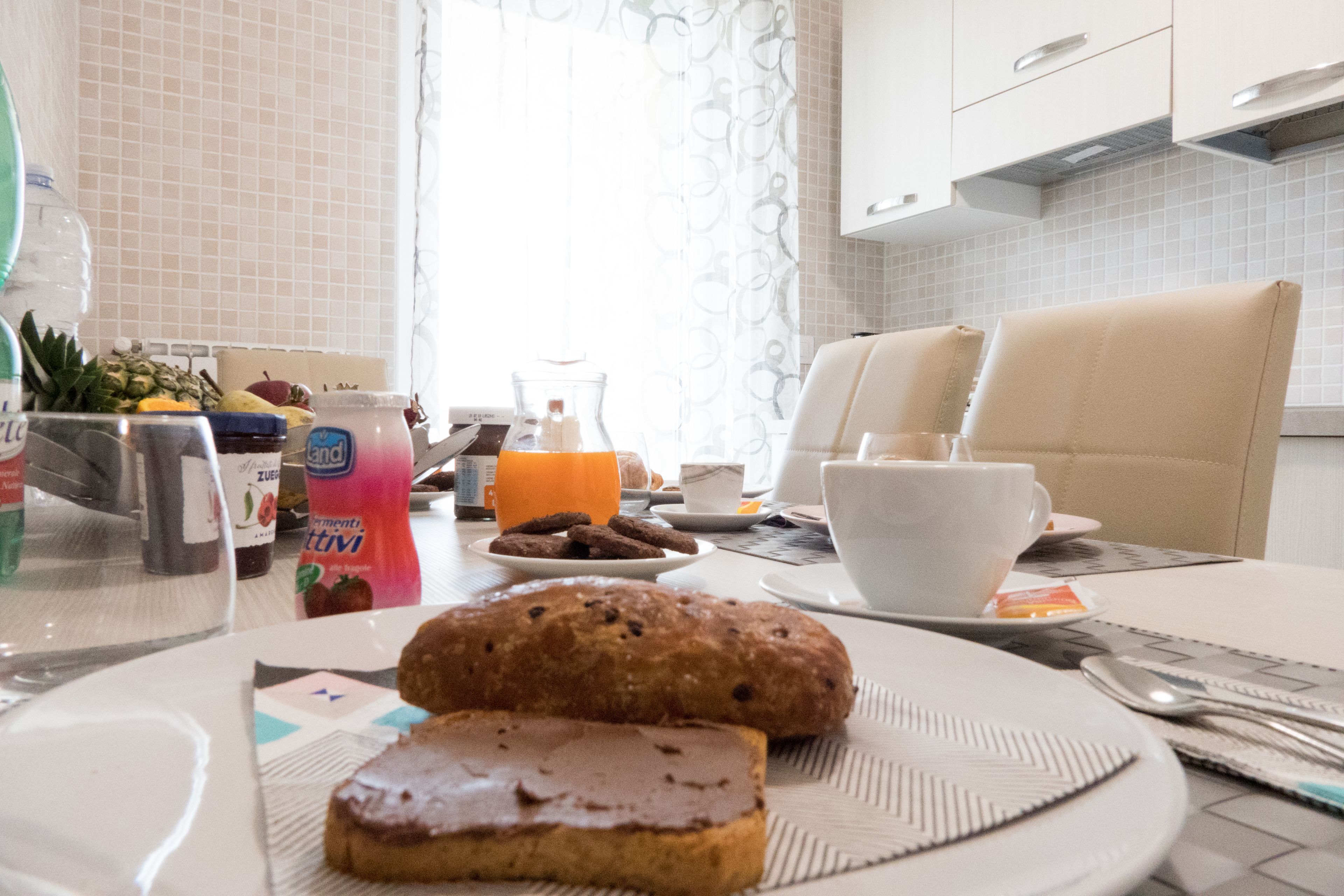 Zimmer, 1 King-Bett | Frühstücksbereich | Tägliches inbegriffenes einheimisches Frühstück