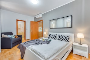 City appartement, 1 slaapkamer, uitzicht op de stad (2) | Een bureau, geluiddichte muren, een strijkplank/strijkijzer, gratis wifi