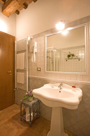 Apartment, 1 Bedroom | Bathroom | Shower, free toiletries, hair dryer, slippers - Agriturismo Le Cascatelle (Manciano)