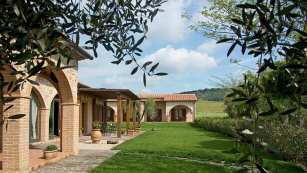 A stone building with arched doorways and a covered patio area. - Agriturismo Le Cascatelle (Manciano)