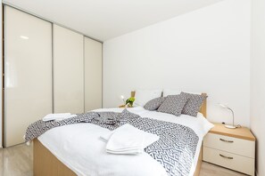 Apartment, Meerblick | Schreibtisch, schallisolierte Zimmer, Bügeleisen/Bügelbrett