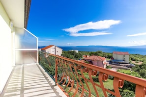 A balcony with a view of the sea and distant mountains. - Luxury Apartments Kostrena (Kostrena)