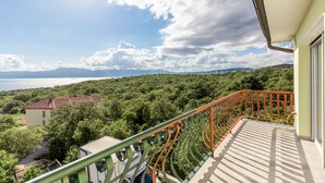 A balcony with a view of a coastal landscape, including a body of water and distant mountains. - Luxury Apartments Kostrena (Kostrena)
