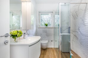 Apartment, Sea View | Bathroom | Shower, free toiletries, hair dryer, towels