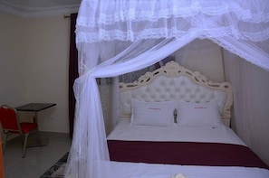 Quarto casal | Escrivaninha, quartos à prova de som, Wi-Fi de cortesia