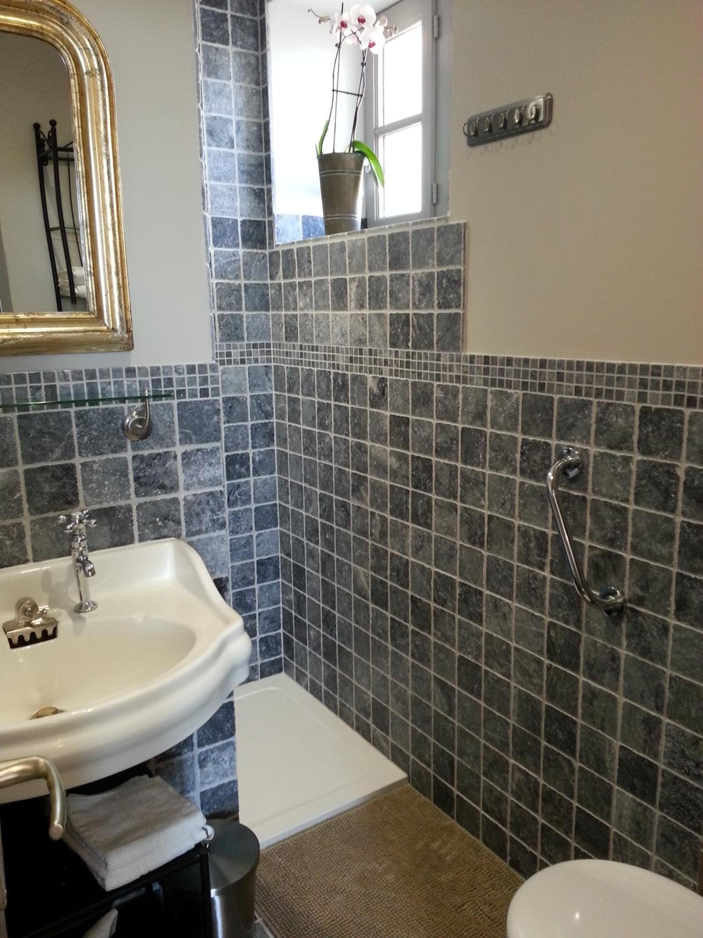 Douche, articles de toilette gratuits, sèche-cheveux, chaussons
