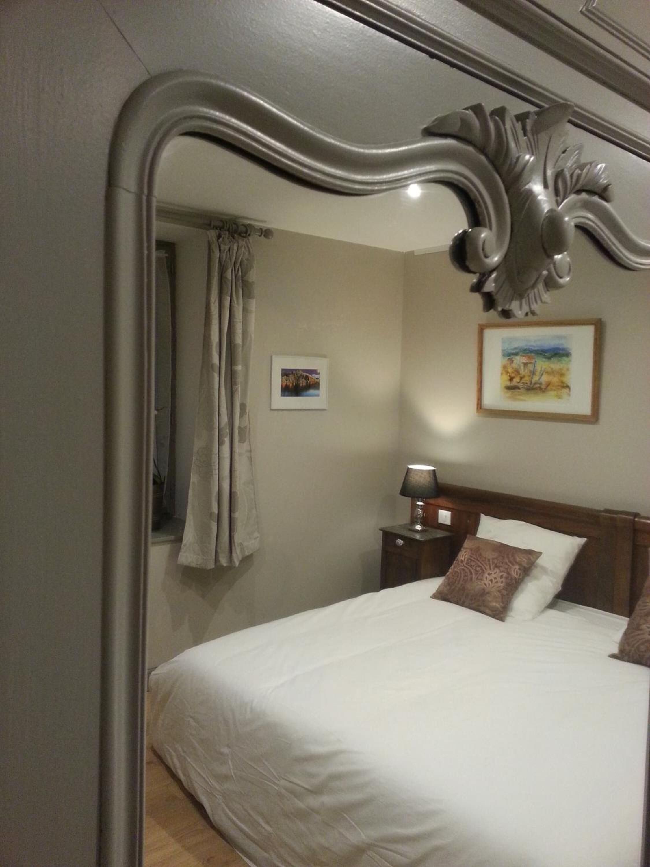 Bộ đồ giường cao cấp, bàn, phòng cách âm 