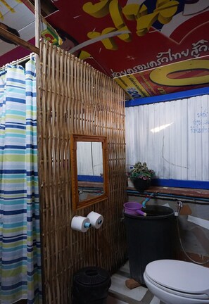 Standard Air-Con Room - Shared Bathroom | Bathroom | Shower, free toiletries, towels - Yongma Homestay (Phrae)