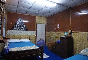 Standard Air-Con Room - Shared Bathroom | Free WiFi - Yongma Homestay (Phrae)