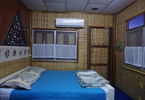 Standard Air-Con Room - Shared Bathroom | Free WiFi - Yongma Homestay (Phrae)