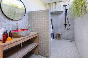 Luxury Villa, 4 Bedrooms | Bathroom | Shower, free toiletries, hair dryer, slippers - Villa Maviba Seminyak (Seminyak)