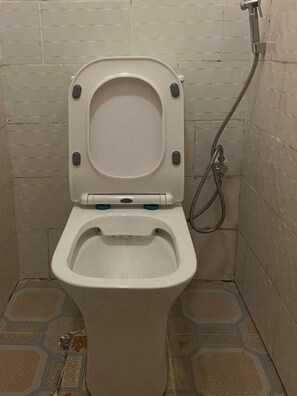 Rainfall showerhead, eco-friendly toiletries, slippers, bidet