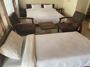 Camas Select Comfort, escritorio y tabla de planchar con plancha 