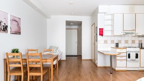 Un apartamento moderno con comedor, kitchenette y sala de estar.