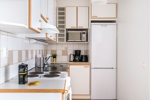 Refrigerador con freezer, microondas, horno, placa de cocina