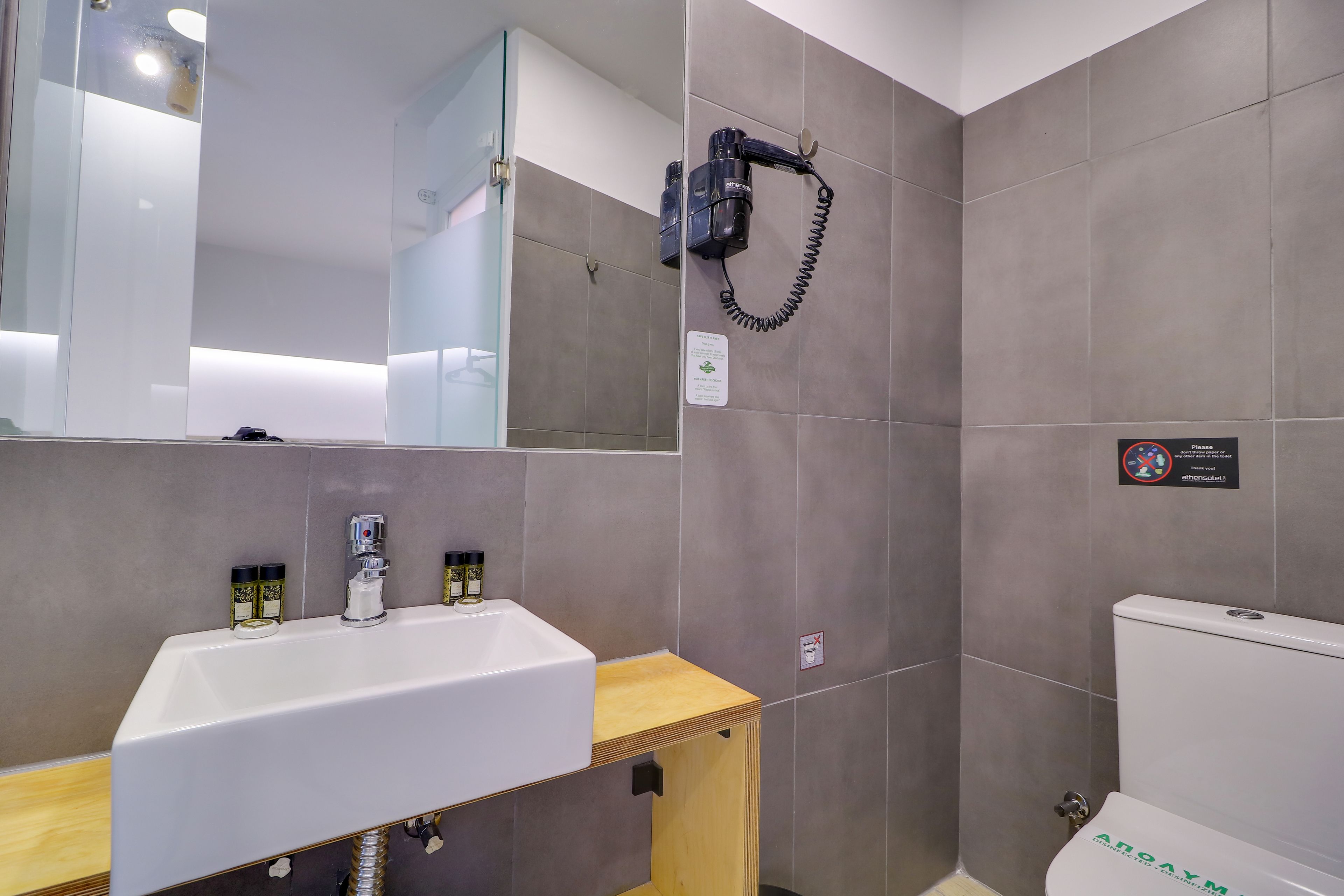 economy double room | bathroom | shower, rainfall showerhead, free toiletries, hair dryer