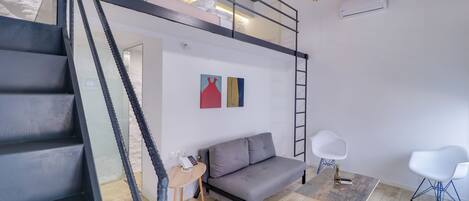 高级房 (Street Level) | 客房内保险箱、遮光窗帘、隔音、熨斗/熨板