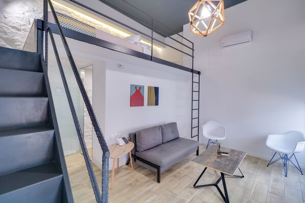 Street Level Superior Loft | In-room safe, blackout drapes, soundproofing, iron/ironing board - athensotel (Athens)