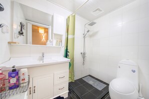 A bathroom with a white sink, a shower, and a toilet. - Suzhou Suqilife Homestay (Suzhou)