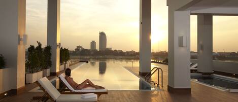 2 outdoor pools, an infinity pool
