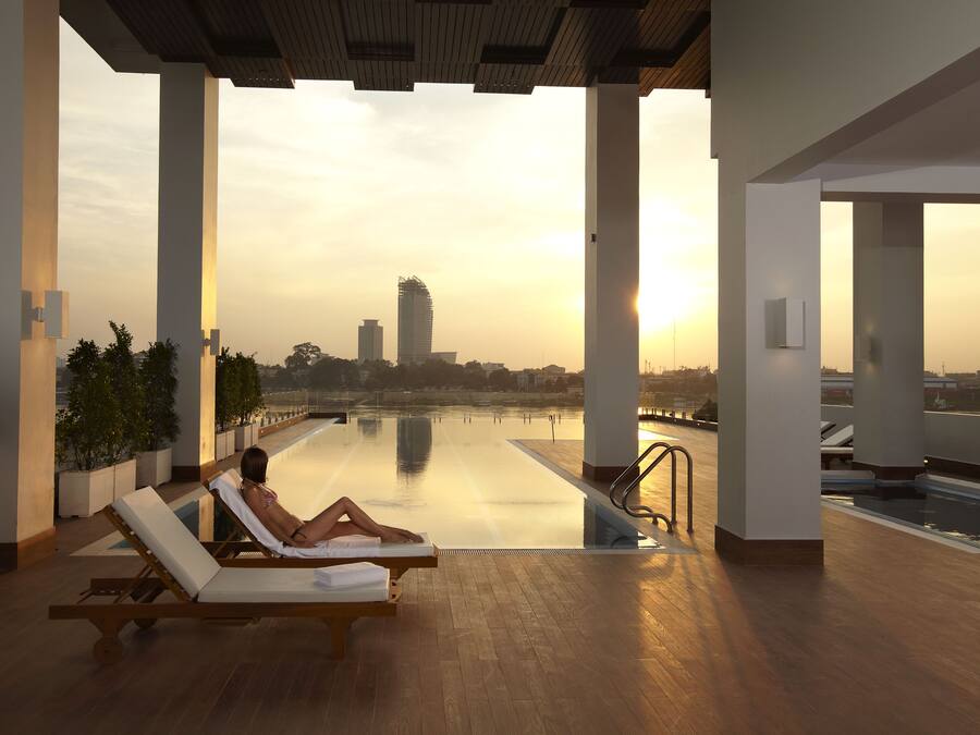 2 kolam renang outdoor dan sebuah infinity pool