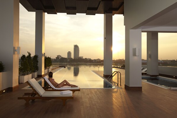 2 outdoor pools, an infinity pool